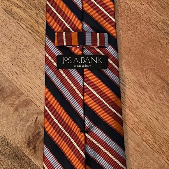 JOS A. BANK MEN’S ORANGE, WHITE, NAVY, & LIGHT BLUE 100% SILK NECKTIE/PRE-OWNED - Picture 2 of 2